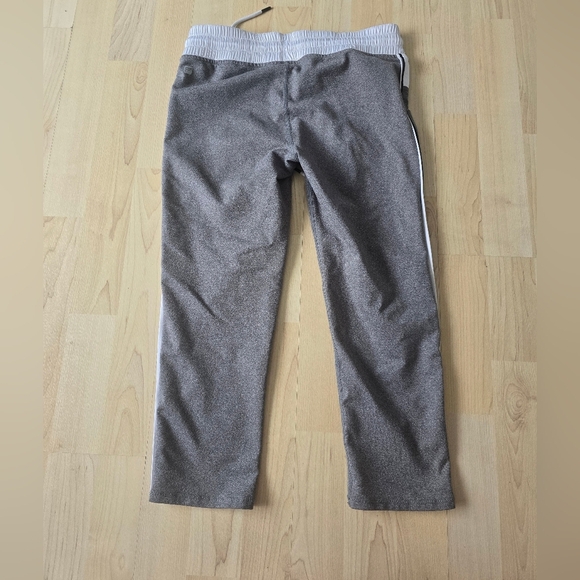Fabletics Gray and White Capri Leggings Size Small - Picture 3 of 8